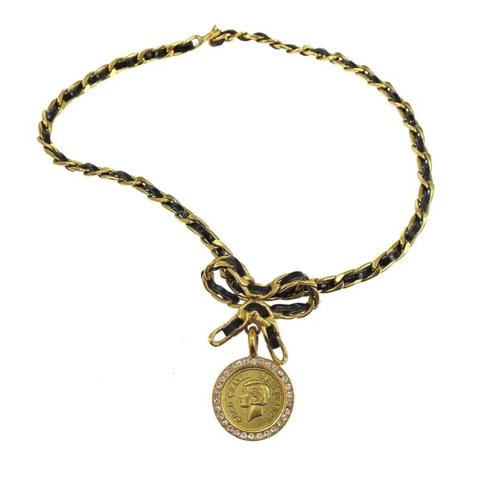 Chanel Vintage Round Medallion Pendant Metal And Leather Gold Gold_Plated